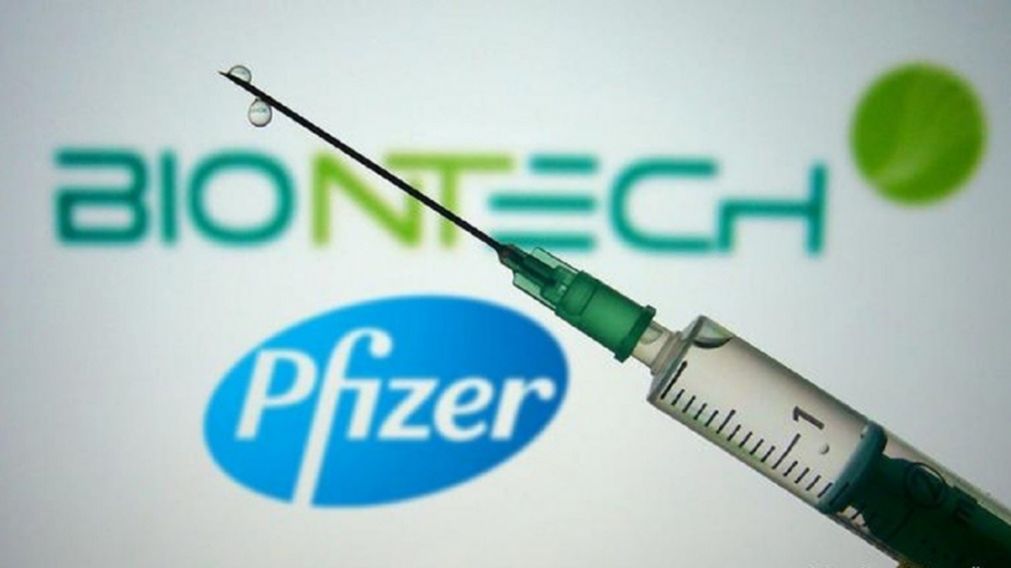 Publicaron un estudio sobre cómo actúa la vacuna desarrollada por Pfizer/BioNTech es "eficaz" contra la variante Ómicron del Covid-19.