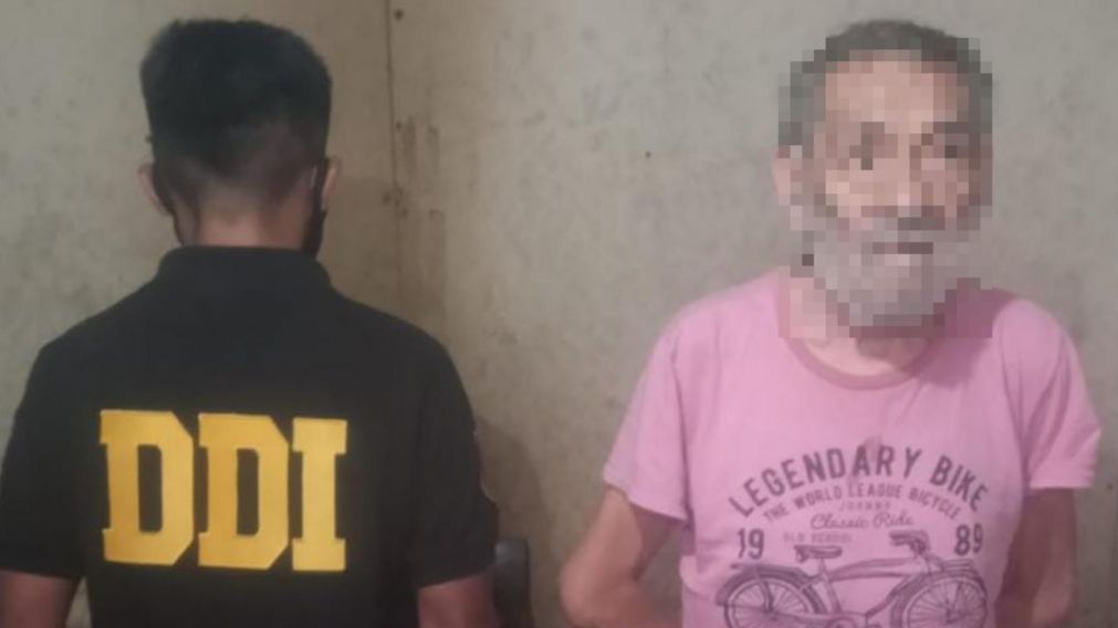 El individuo de 76 años fue apresado por los funcionarios policiales tras haber sido acusado de abusar de su bisnieta.
