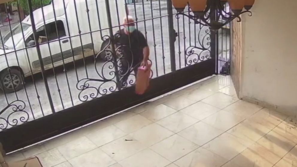 Un repartidor revoleó el pedido que debía entregar y destruyó la notebook en su interior (Imagen captura vídeo).