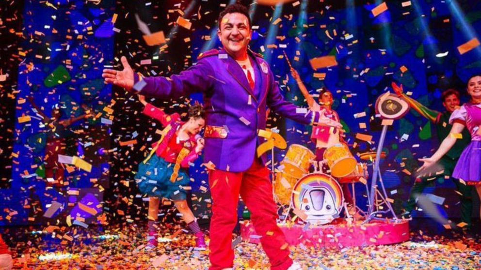El artista lleva m�s de 20 a�os en la industria, llevando alegr�a a los hogares argentinos con sus canciones.