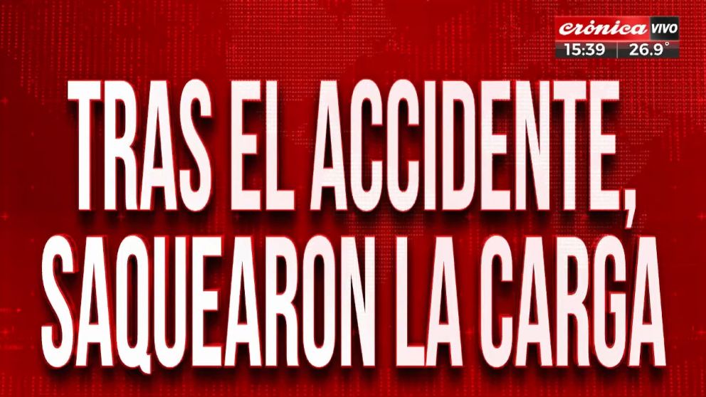 Chocaron dos camiones y así vecinos saquearon el cargamento.