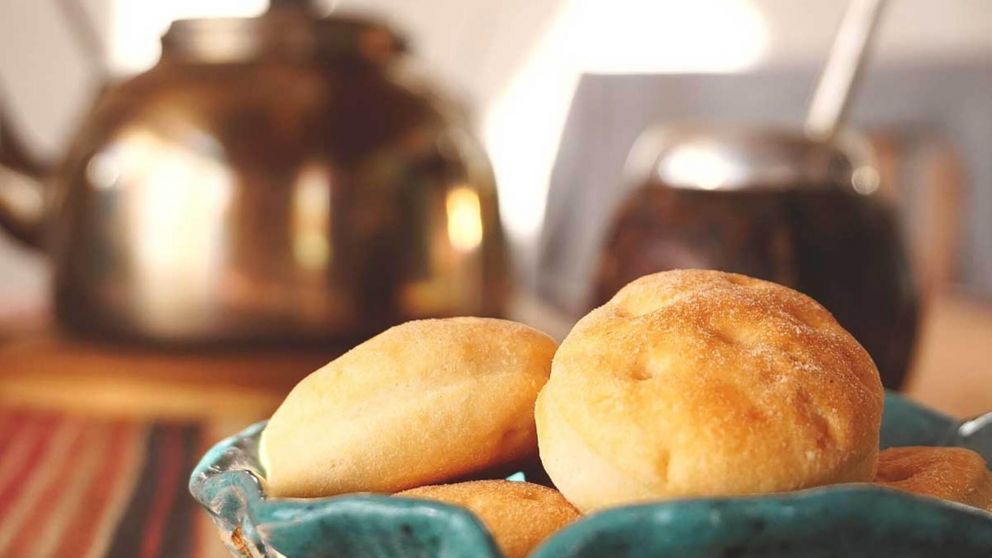 Hay varias recetas para acompañar el mate, una de ellas son los bizcochitos de grasa o la torta matera.