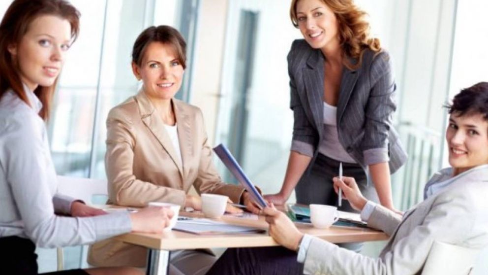 "Argentinas al mundo": Santiago Cafiero y Elizabeth Gómez Alcorta presentan el programa.