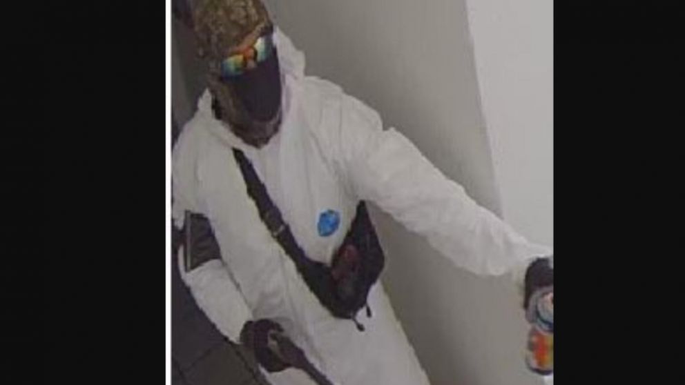 Así fueron captados los delincuentes por las cámaras de seguridad. Nadie los vio ingresar (captura de video).