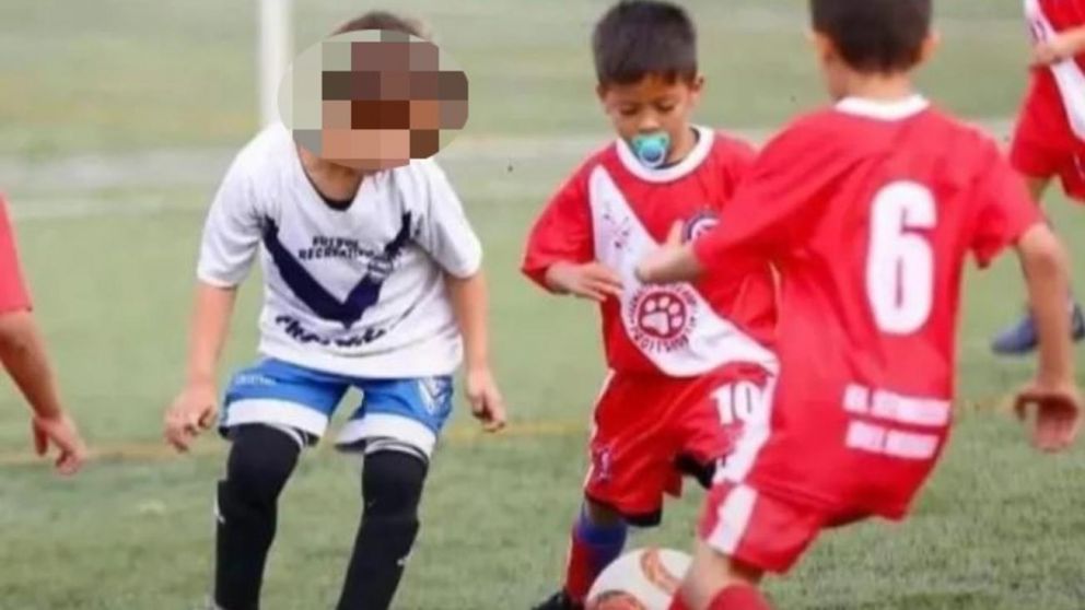 "Chupete" llama la atenci�n adentro y afuera de la cancha (Facebook).