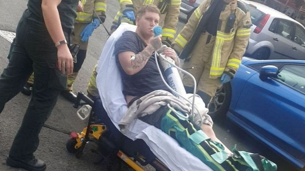 Un joven quiso limpiar su casa para poder sorprender a su novia y termin� siendo hospitalizado (imagen captura v�deo).