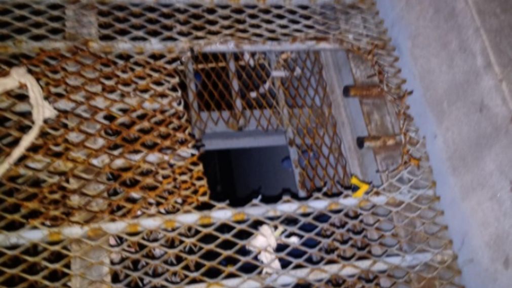 Esta es la abertura que efectuaron los detenidos en el techo de la seccional.