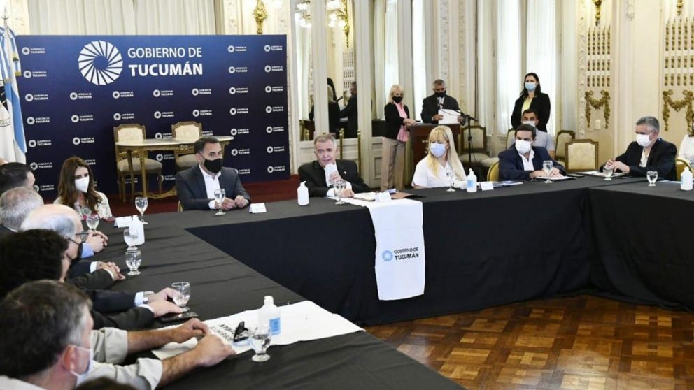 El gobernador interino de Tucumán, Osvaldo Jaldo, dio a conocer la implementación del pase sanitario en la provincia.