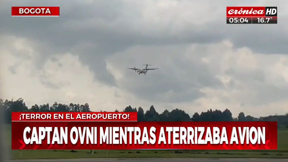 La imagen del OVNI se capturó mientras aterrizaba un avión (Captura de TV).