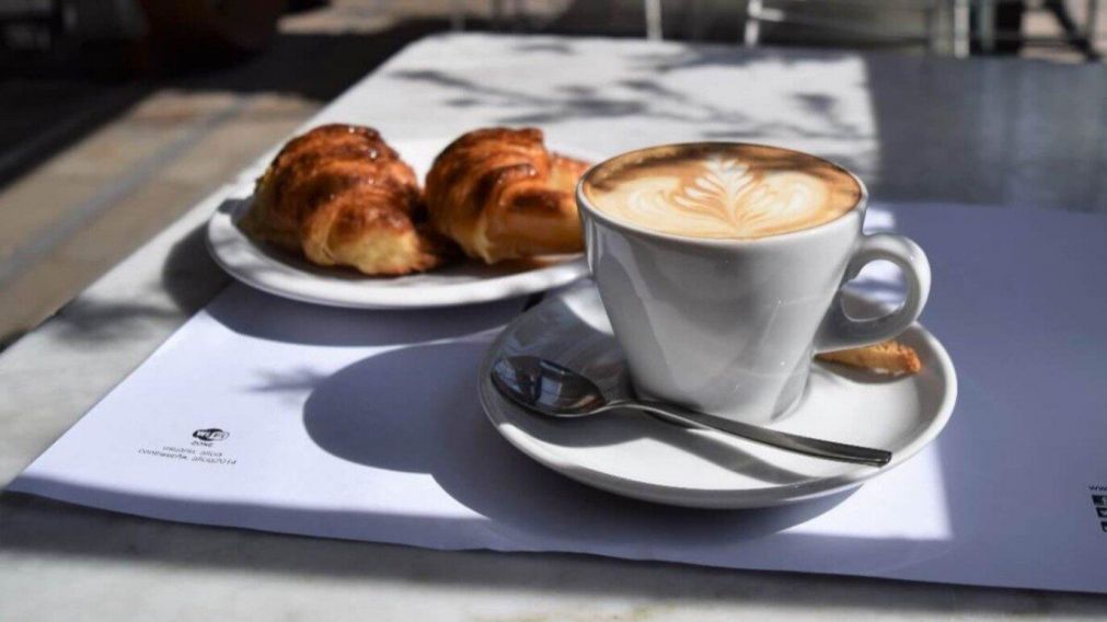 Café con medialuna, un menú delicioso y oneroso (Imagen ilustrativa).