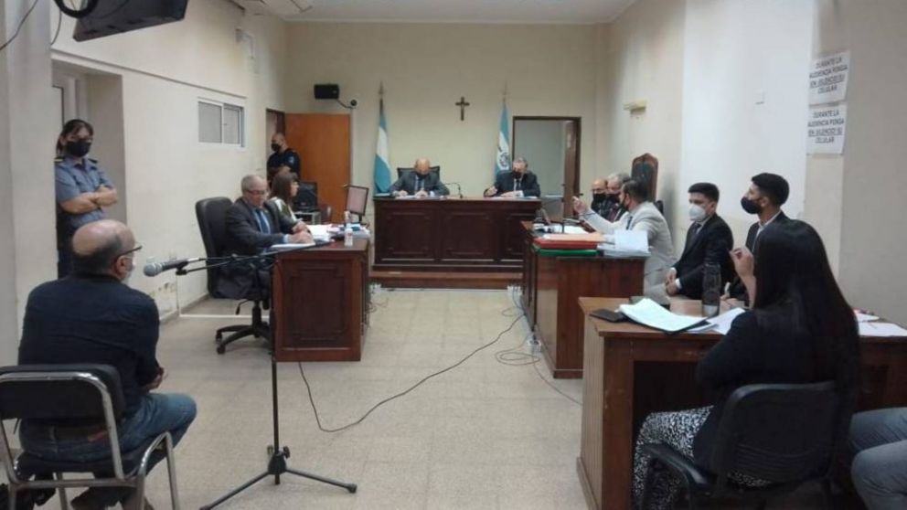 El juicio donde tres hombres están el banquillo de los acusados por uh abuso en manada