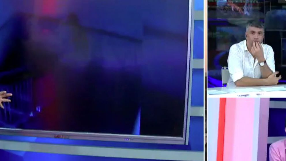 Espíritu avanzó pro las escaleras y golpeó a dos jóvenes.