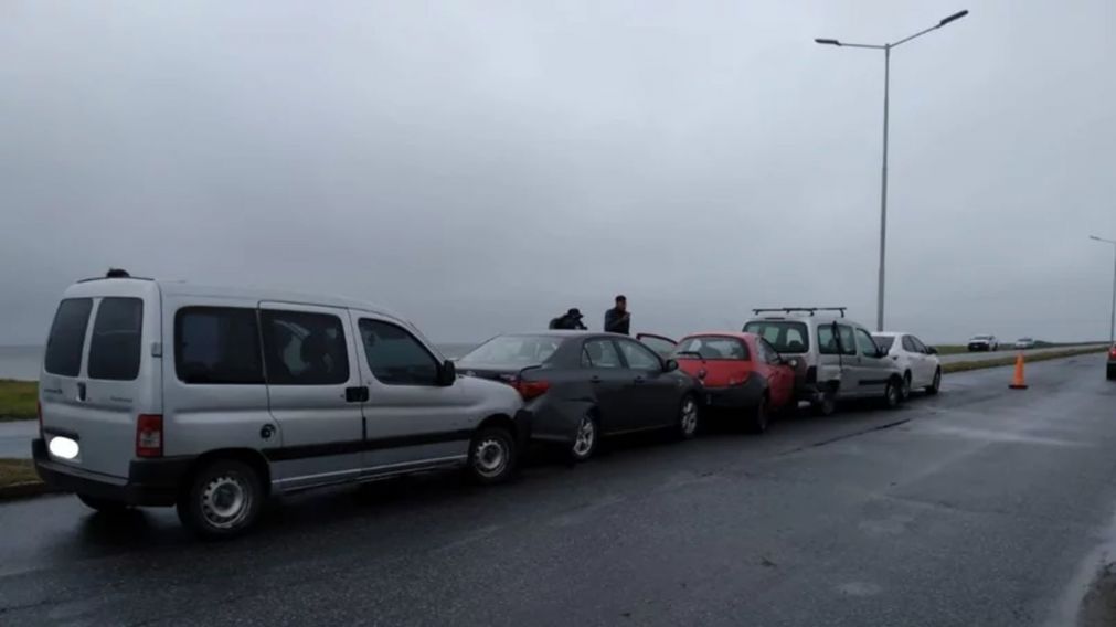 Así quedaron los autos tras el choque en cadena.