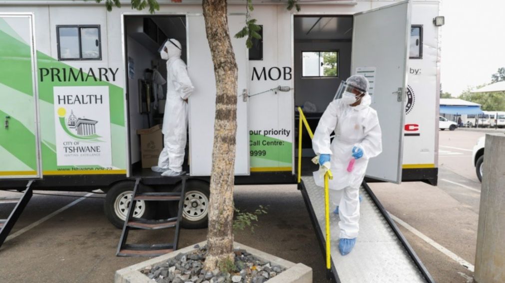 La OMS advirtió que la nueva variante Ómicron del coronavirus presenta "un riesgo muy elevado" para el mundo.