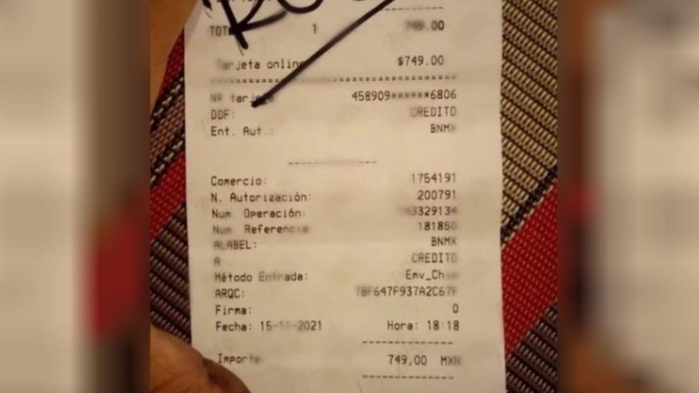 Fue a comprar a un famoso local y le dejaron un discriminatorio mensaje en el ticket (imagen Facebook).