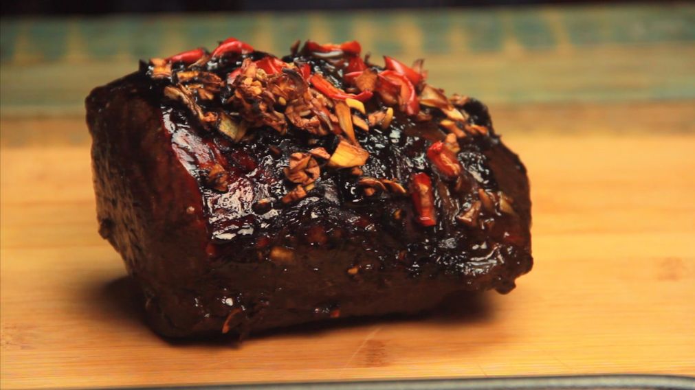 El asado negro o muchacho en salsa en una receta típica de Venezuela.
