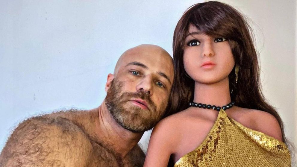El ruso se casó con una muñeca sexual, pero no descarta la idea de un harem de juguetes. (Instagram: @yurii_tolochko)