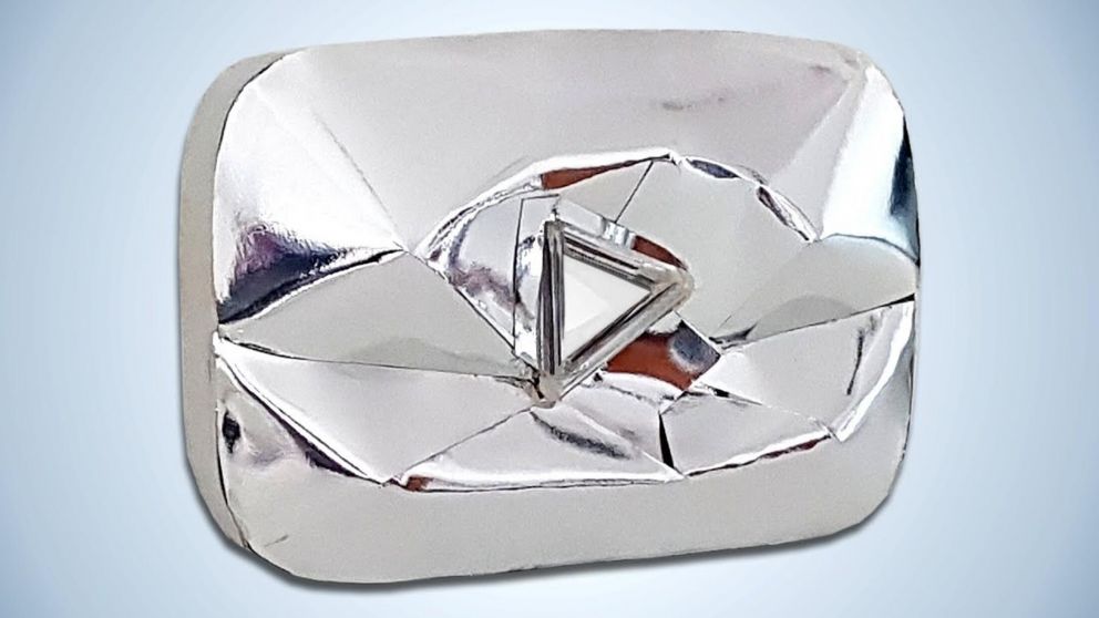 El botón de diamante se entrega a aquellos youtubers que superen los 10 millones de suscriptores.