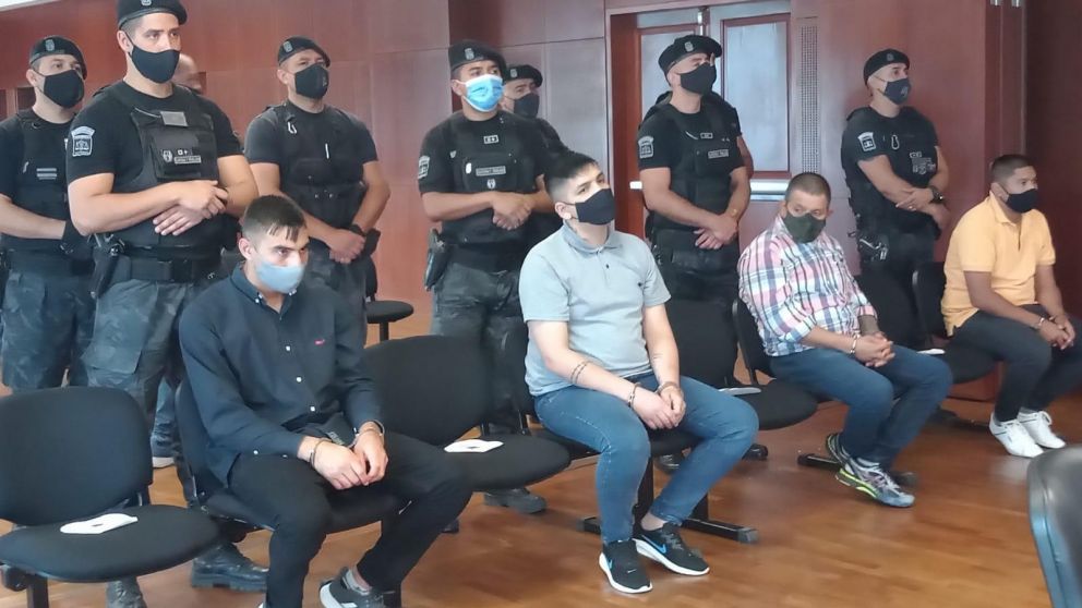 Una vez confirmado el fallo, amigos y familiares de los condenados se cruzaron con algunos periodistas.