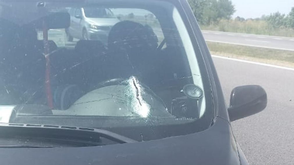 El orificio que dejó el objeto metálico en el parabrisas del vehículo.