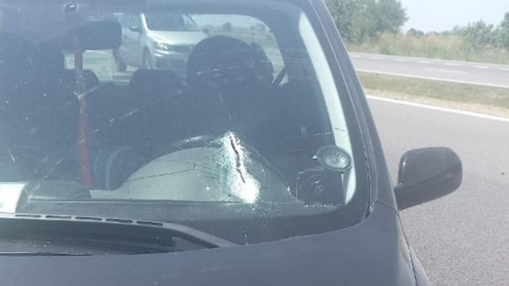 El orificio que dejó el objeto metálico en el parabrisas del vehículo.