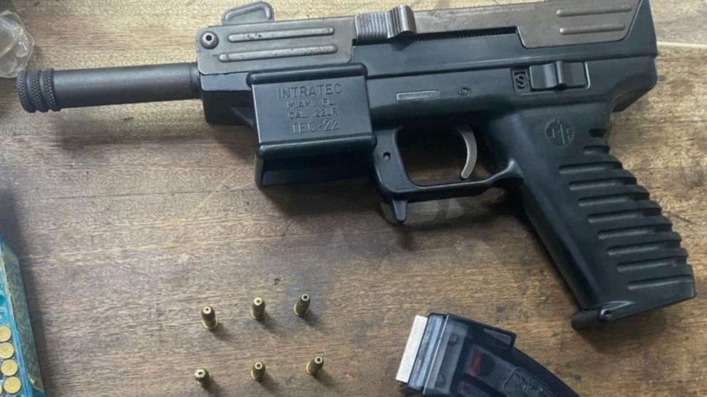 La ametralladora que fue incautada en poder de los delincuentes.
