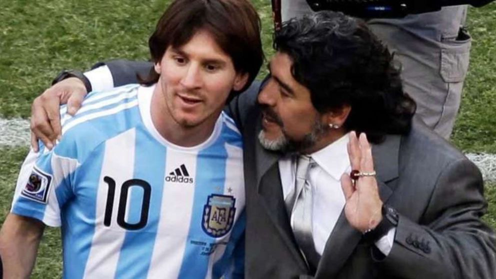 Lionel Messi y Diego Maradona cuando eran jugador y entrenador en el Mundial de Sudáfrica.