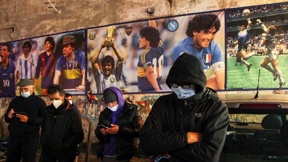 Los emotivos homenajes a Maradona: el mundo del fútbol y del deporte rendido a sus pies (imagen AFP).