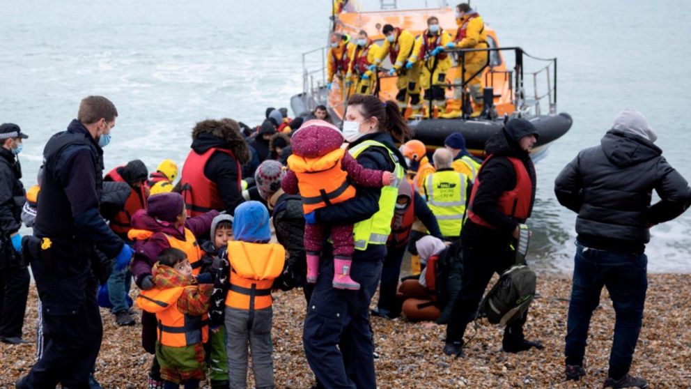 Desde la marina de Francia aseguraron que al menos 5 buques participaron en las operaciones de búsqueda y rescate frente a la costa de Calais. (Gentileza The Mirror)