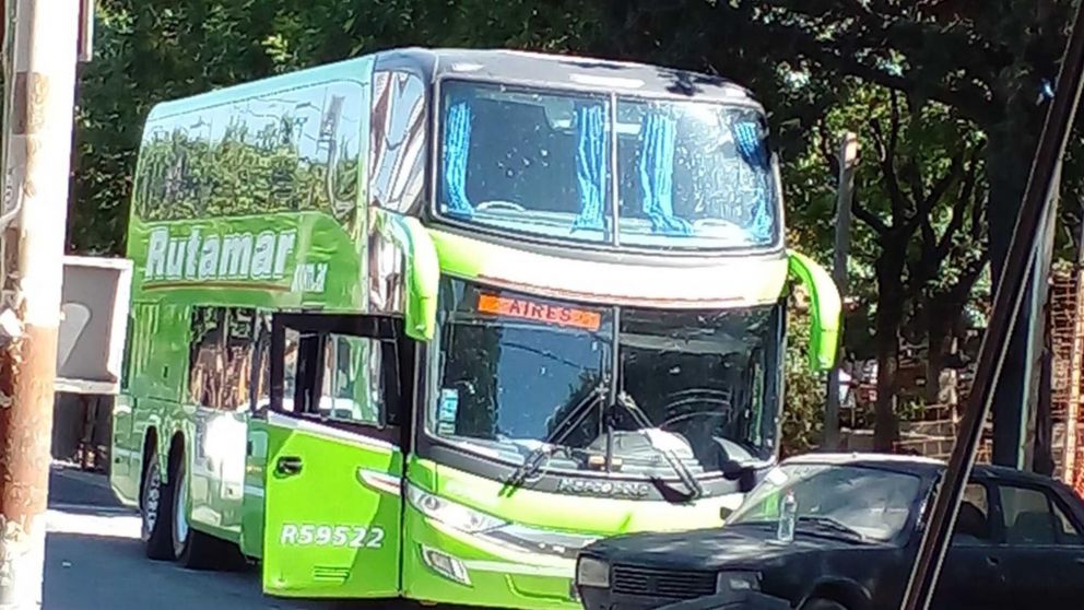Así quedó el micro tras el asalto cometido por cinco delincuentes.