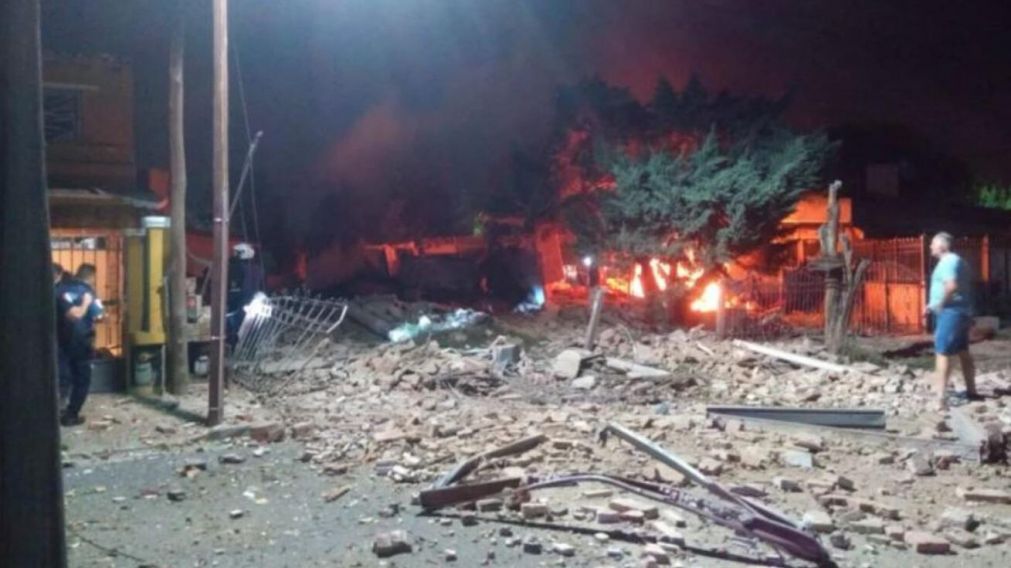 Bomberos de Córdoba investigan la causal de la explosión (Cba24n).