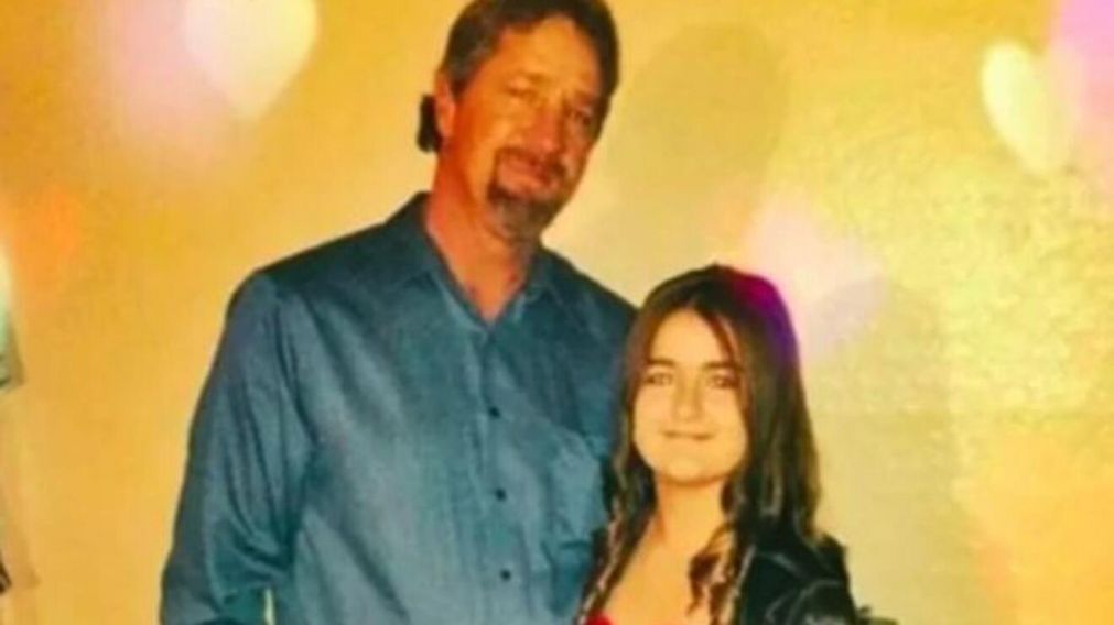 John Eisenman y una antigua foto con su hija, a quien rescató de una red de trata (Go Found Me).