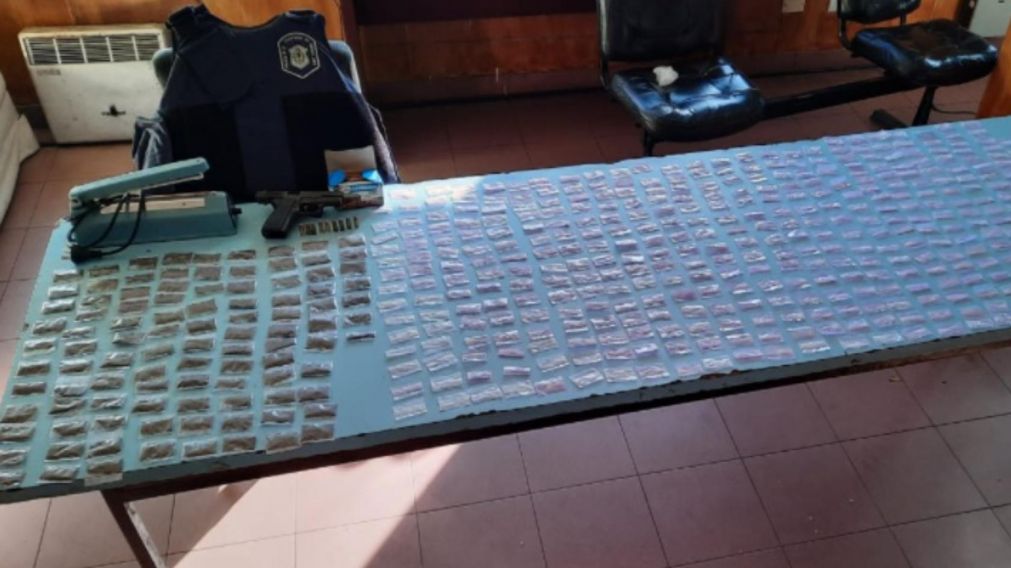 Parte de los elementos que fueron secuestrados por los investigadores policiales.