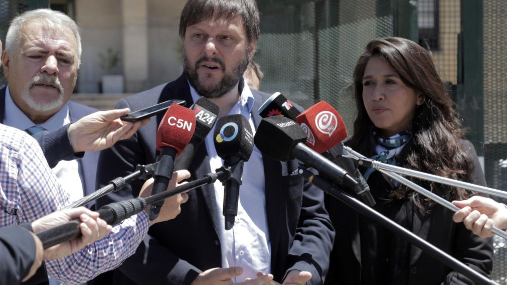 Los legisladores porteños tras presentar la denuncia.