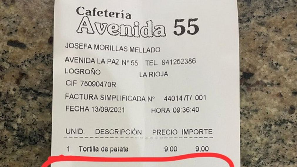 Fue a un restaurante, pidió una tortilla de papas y explotó de bronca por un insólito recargo en el ticket.