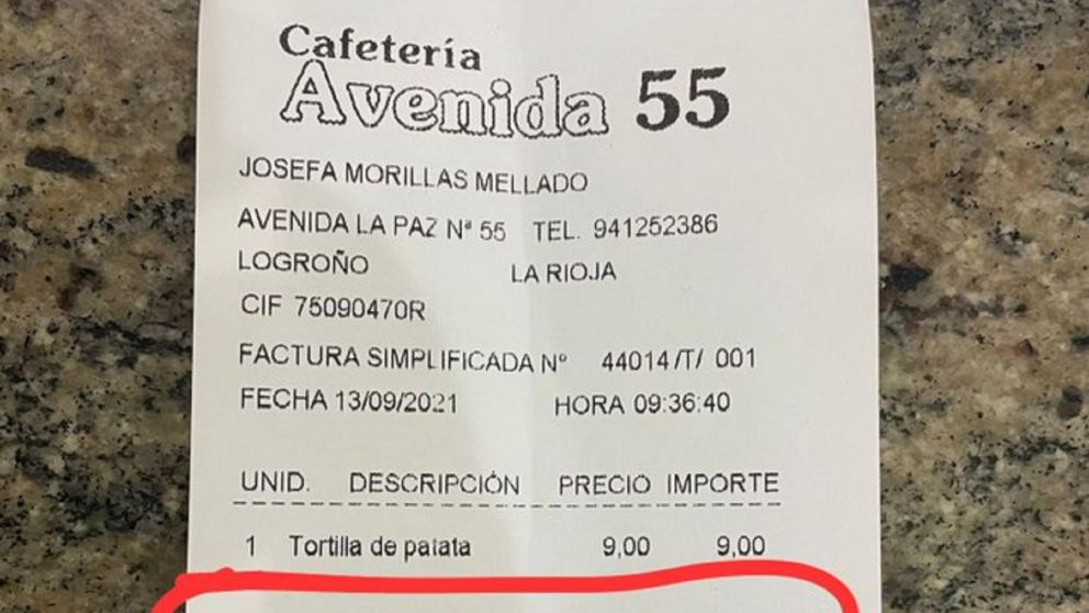Fue a un restaurante, pidi� una tortilla de papas y explot� de bronca por un ins�lito recargo en el ticket.