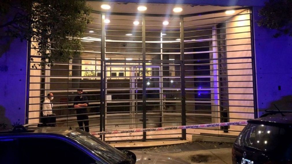 El ataque con bombas tipo molotov contra el edificio de Clarín se produjo el lunes por la noche.