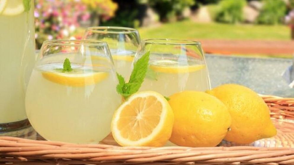 Esta receta de limonada casera y natural es facilísima de preparar y súper refrescante.
