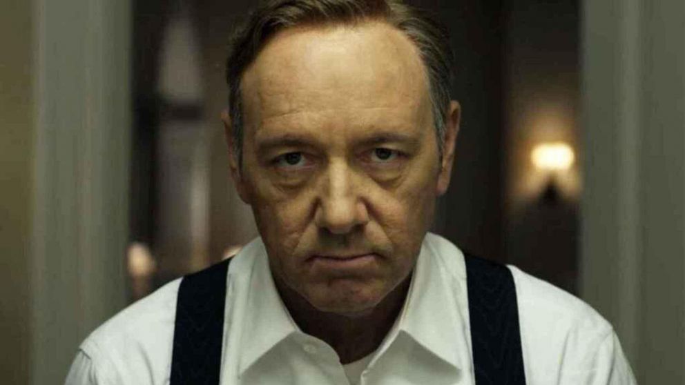 La denuncia contra Kevin Spacey por acoso sexual a un asistente de producción en el set de la serie llevó a que la productora rescinda sus contratos de actuación y producción. (Gentileza: El Español)