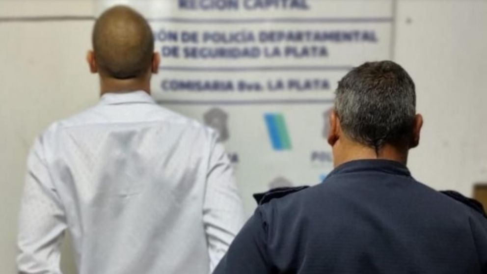 Este es el ex efectivo policial que se entregó detenido tras masacrar y decapitar a su madre, de 74 años.