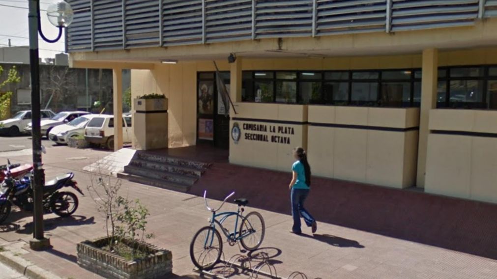 El sospechoso fue alojado preventivamente en esta comisaría de la ciudad de La Plata.