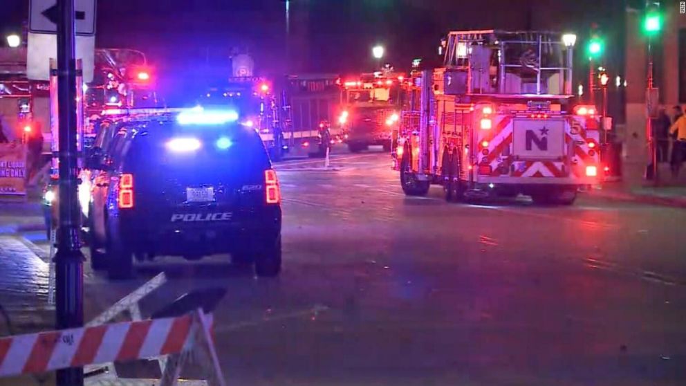 Una camioneta embistió a una multitud en un desfile en Estados Unidos: hay fallecidos y decenas de heridos (imagen CNN).