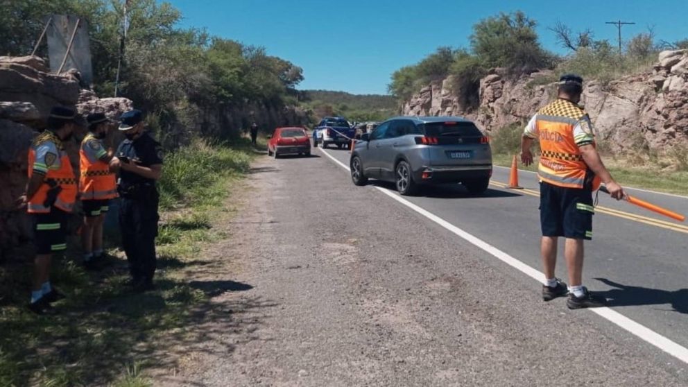 Palazo fatal en Capilla del Monte: dos muertos tras chocar contra muro de piedra.