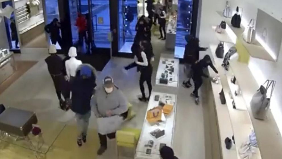 Los delincuentes vulneraron la seguridad del Oakbrook Center (Captura de pantalla).
