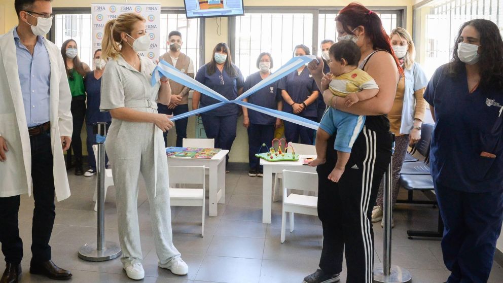 La primera dama Fabiola Yáñez visitó uno de los 150 centros de salud reacondicionados por la Fundación Banco Nación.