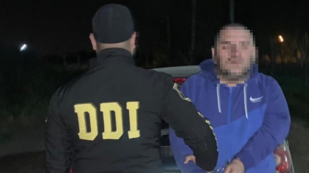 Uno de los marginales que fue capturado por los investigadores policiales.