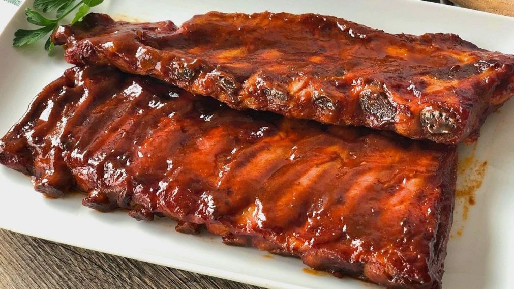 A la parrilla: secretos para cocinar las mejores costillas de cerdo laqueadas con salsa agridulce.