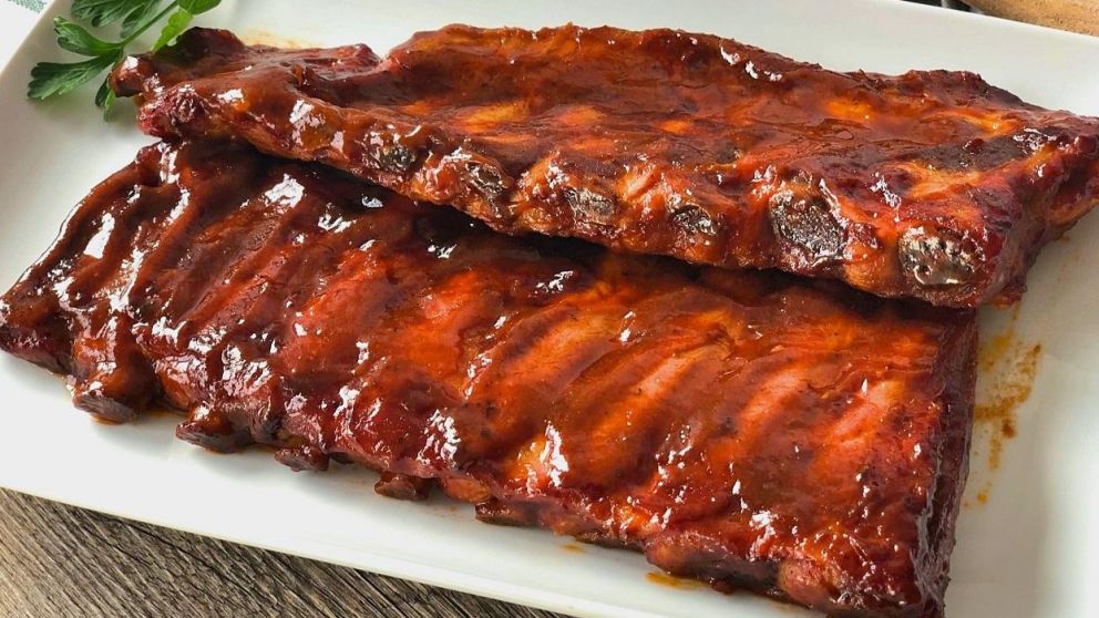 A la parrilla: secretos para cocinar las mejores costillas de cerdo laqueadas con salsa agridulce.