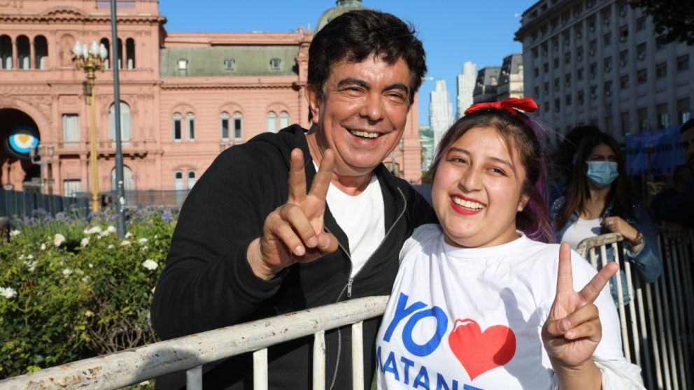 El jefe comunal particip� junto a una multitud en la Plaza de Mayo.