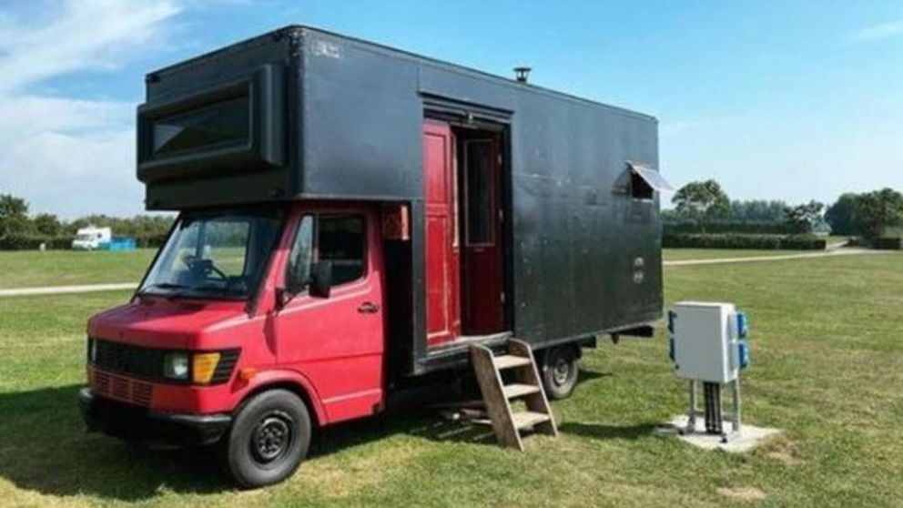Reanna Mash y Chris Buxton dejaron su monoambiente por el excesivo precio de alquiler y ahora viven en una furgoneta reciclada.